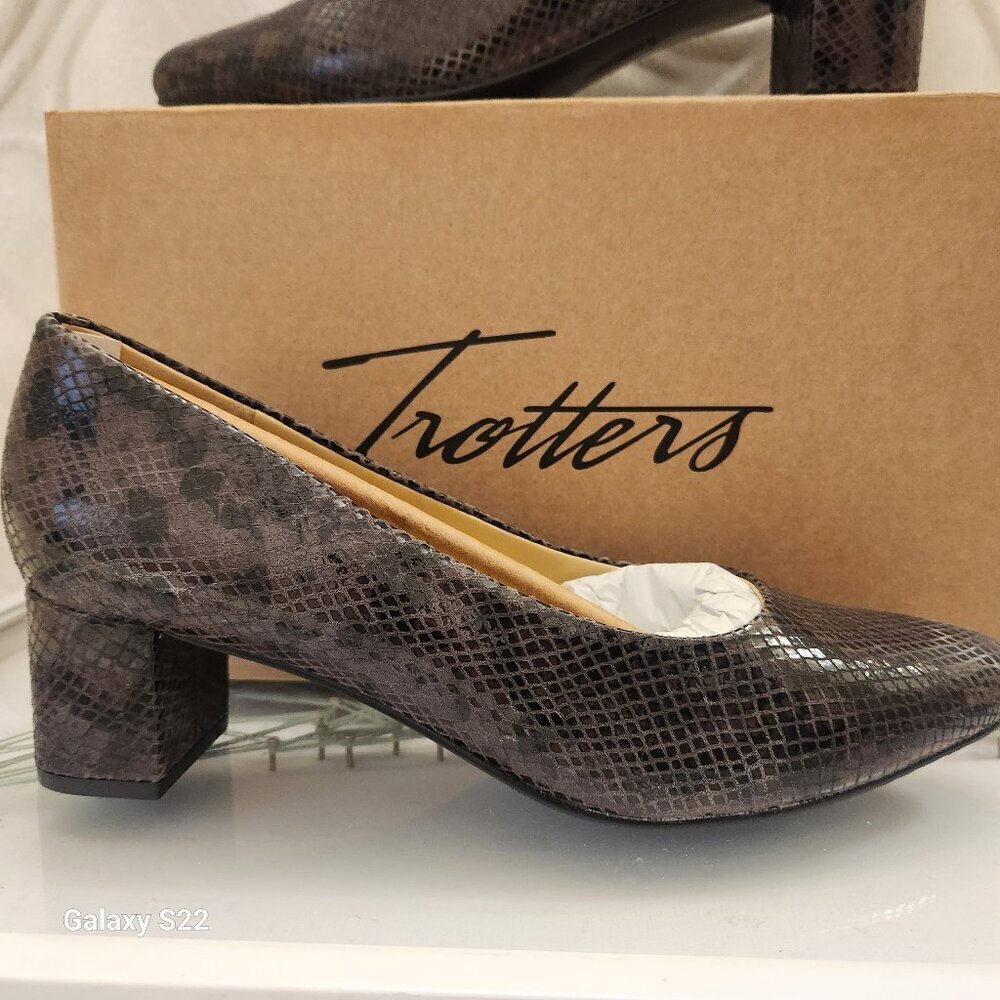 Trotters Kari Pumps. NIB. Dark Grey. Size 9.5